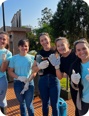 Grupo de voluntarios sonriendo